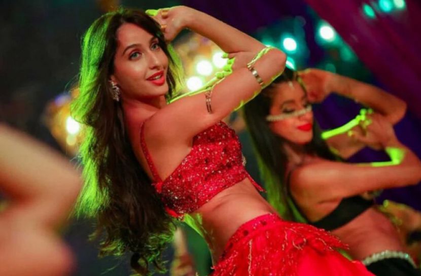 শাড়ি পরে উদ্দাম বেলি ডান্স নোরার