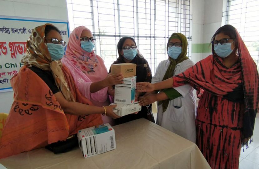 বরগুনায় স্বাস্থ্যকর্মী ও দরিদ্র জনগোষ্ঠীর মাঝে মাস্ক ও গ্লাভস বিতরণ
