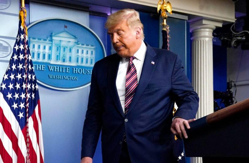 ট্রাম্পের সঙ্গ ছাড়ছেন হোয়াইট হাউসের কর্মকর্তারা