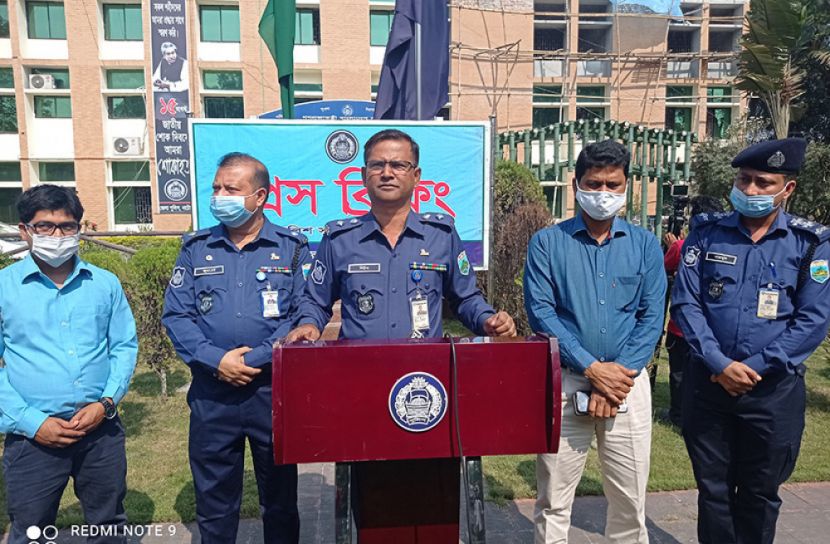 নাটোরে দুইজন ছিনতাইকারী গ্রেপ্তার, কার উদ্ধার