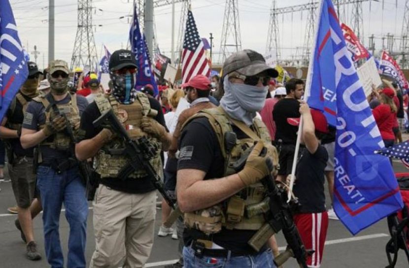 ভারী অস্ত্র নিয়ে ট্রাম্প সমর্থকদের  মহড়া