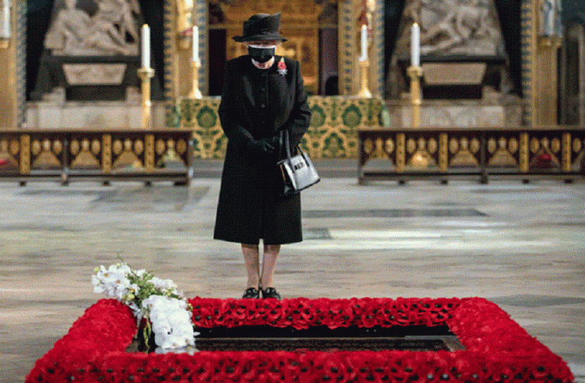 মাস্ক পরিহিত অবস্থায় জনসমক্ষে রানী এলিজাবেথ