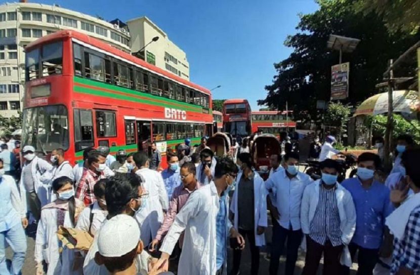 শাহবাগে মেডিকেল শিক্ষার্থীদের বিক্ষোভ