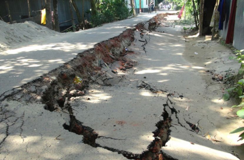 ফরিদপুর কুমার নদের বেড়ি বাধেঁর ৩শ মিটার অংশ ধসে গেছে