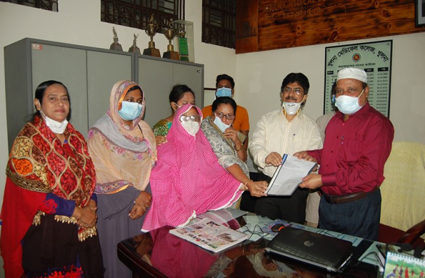 খুলনায় চিকিৎসকের দাবীতে স্বাস্থ্যমন্ত্রীর নিকট স্মারকলিপি