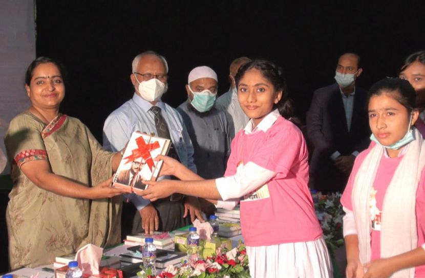 বঙ্গবন্ধুর লেখা দুই বই পেলো গোপালগঞ্জের পাঁচশত শিক্ষার্থী