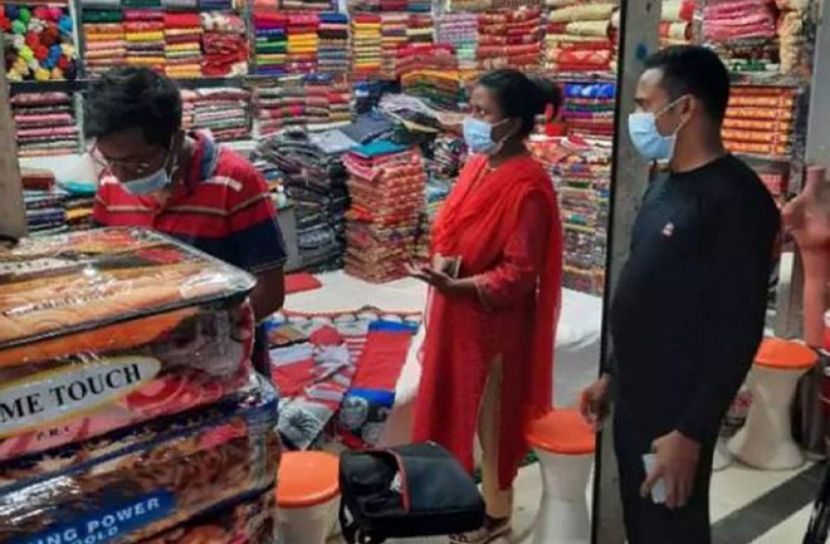 বোয়ালমারীতে মাস্ক না পরায় ভ্রাম্যমাণ আদালতে ১১ ব্যবসায়ীকে জরিমানা