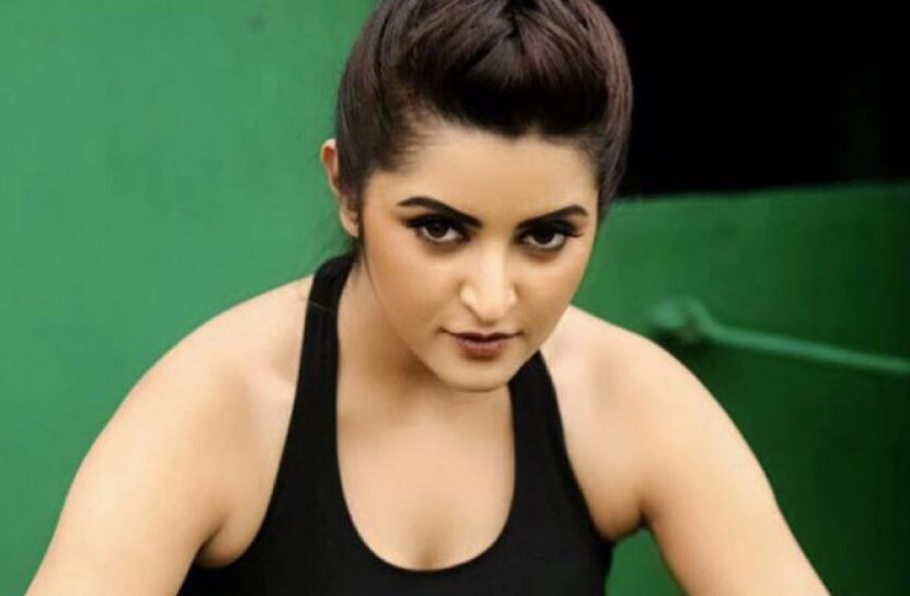 স্কুল খোলার অপেক্ষায় পরীমনি