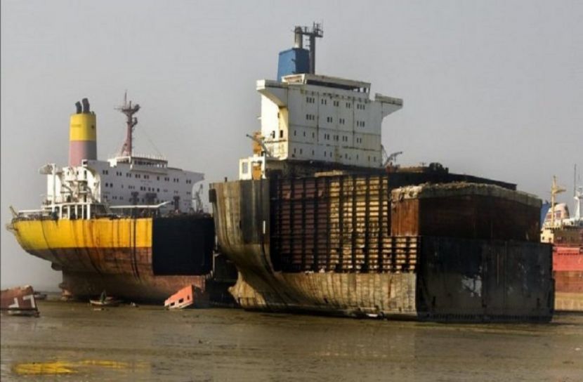 জাহাজ ভাঙা শিল্পে বিশ্বের শীর্ষ স্থানে বাংলাদেশ