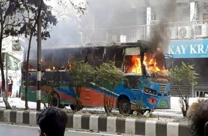 বাসে আগুনের ঘটনায় ৮ মামলা, গ্রেফতার ১৮