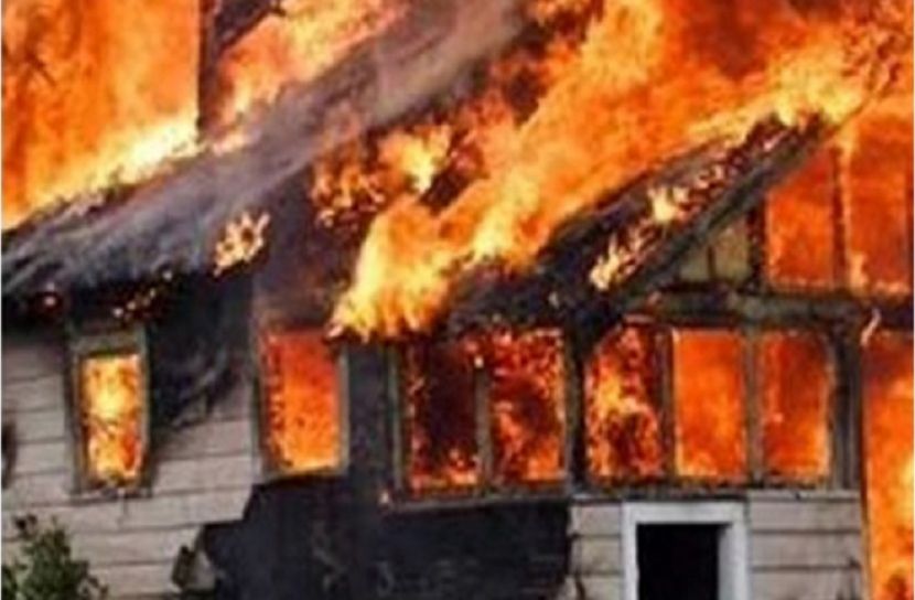 নিজেদের বাড়ি-ঘরে আগুন দিচ্ছেন আর্মেনীয়রা