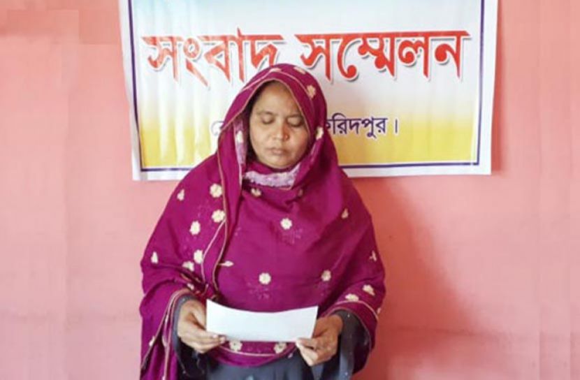 বোয়ালমারীতে প্রবাসীর স্ত্রীকে বাড়ি থেকে  উচ্ছেদ চেষ্টার অভিযোগে সংবাদ সম্মেলন