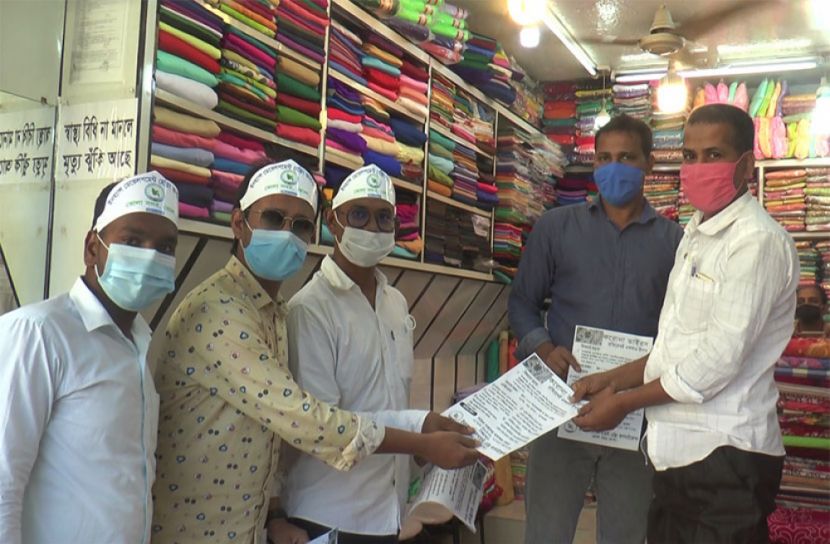 করোনা সচেতনতায় ভোলায় লিফলেট বিতরণ