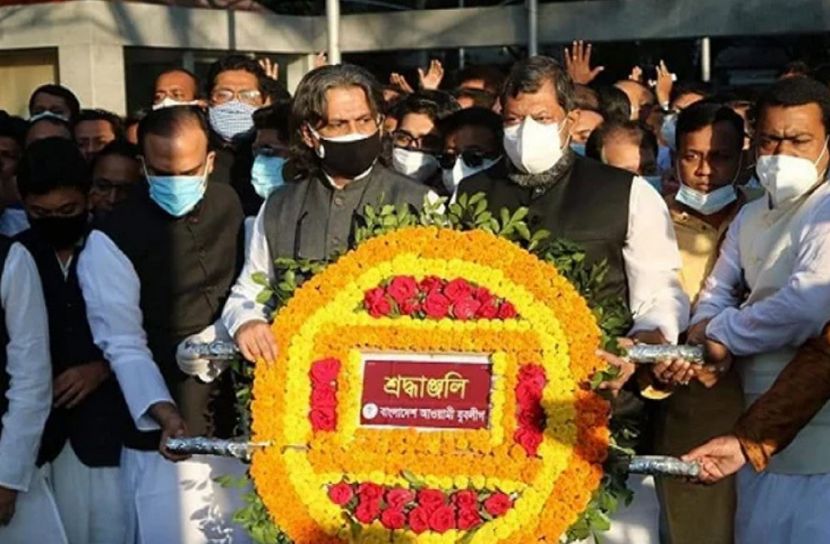 বঙ্গবন্ধুর প্রতিকৃতিতে যুবলীগের নবগঠিত কমিটির শ্রদ্ধা