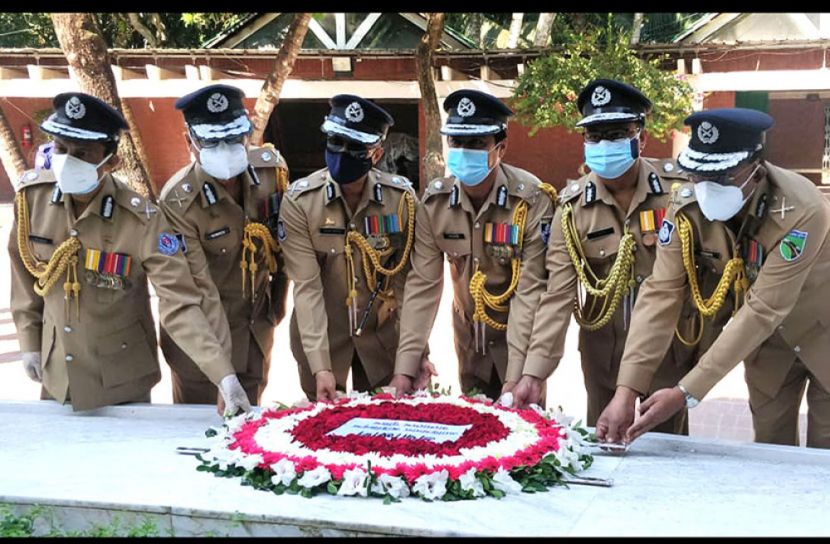 বঙ্গবন্ধুর সমাধিতে সদ্য পদোন্নতি প্রাপ্ত ৬ জন অতিরিক্ত আইজিপির শ্রদ্ধা