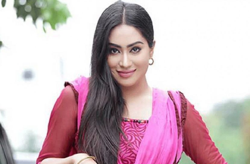 ইটের টুকরায় জড়ানো প্রেমপত্র বাবার সামনে