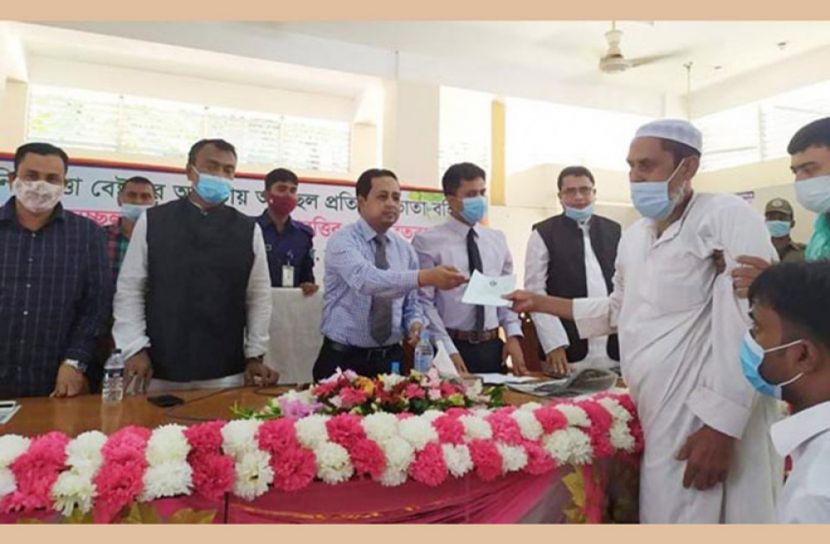 আলফাডাঙ্গায় অসচ্ছল প্রতিবন্ধীদের চেক ও শিক্ষা উপবৃত্তি প্রদান