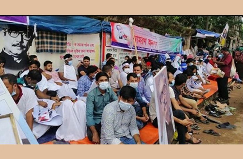 কাফনের কাপড় পরে এখনও রাজপথে প্যানেল প্রত্যাশীরা