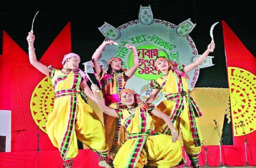 প্রাণ সখিরে ওই শোন কদম্বতলায় বংশী বাজায় কে