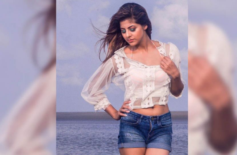 সুইমিংপুলে একি করলেন অলিভিয়া