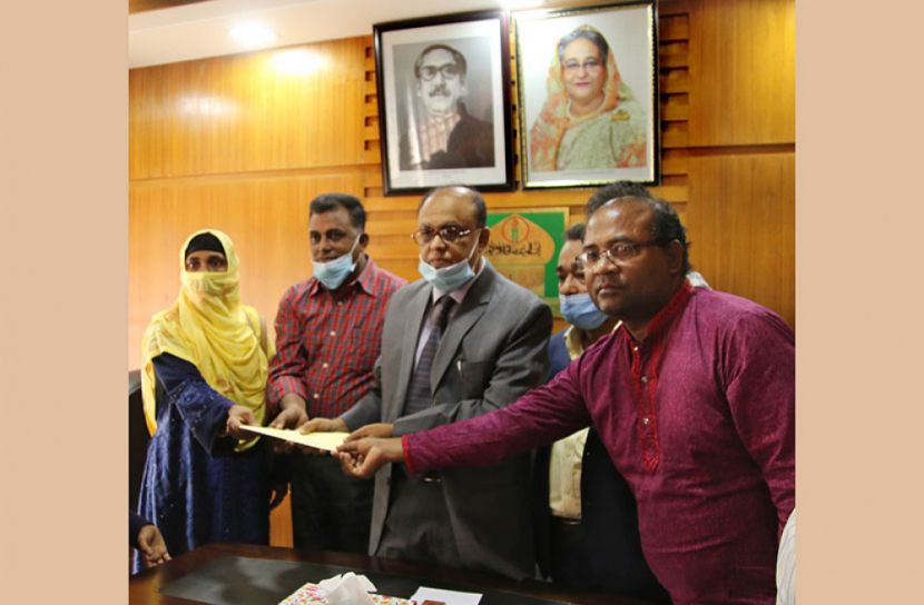 মৃত কর্মকর্তার পরিবারকে ২ লক্ষাধিক টাকা দিল 'ইবি কর্মকর্তা সমিতি'