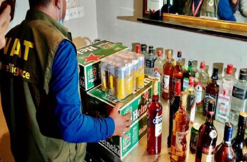 হোটেল লেকশোরে অভিযান, অবৈধ মদ জব্দ