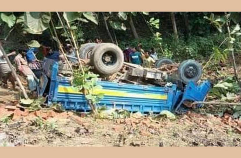 রামগড়ে মালবাহী ট্রাক দূর্ঘটনায় চালকের মৃত্যু