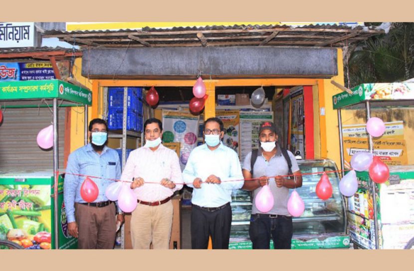 খুলনায় বিক্রেতাবিহীন সবজি ও নিত্যপণ্যের দোকান উদ্বোধন