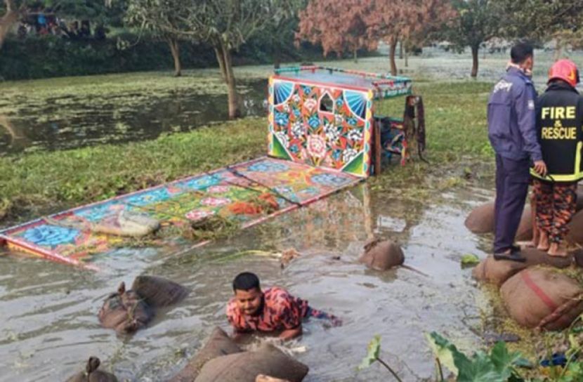 চাঁপাইনবাবগেঞ্জে ভটভটি খাদে পড়ে নিহত ৭
