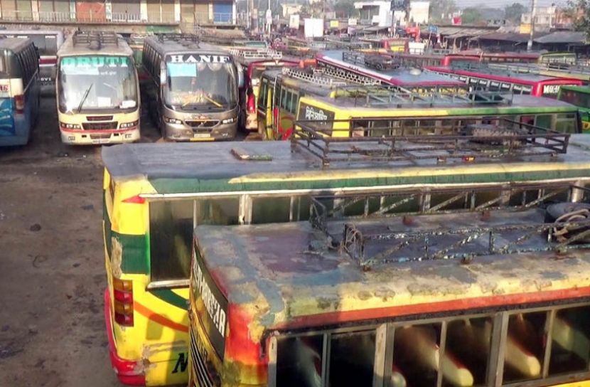 দ্বিতীয় দিনে নওগাঁর বাস ধর্মঘট, বিড়ম্বনায় যাত্রীরা 