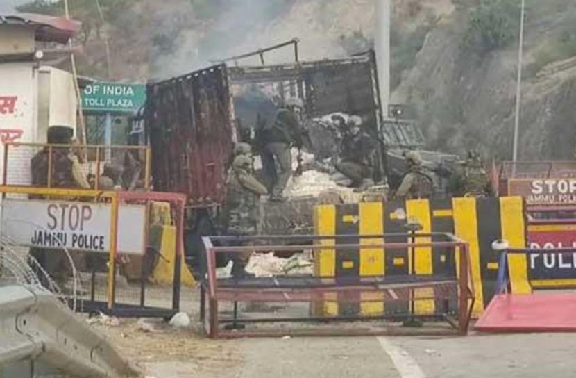 জম্মু-কাশ্মীর হাইওয়েতে গোলাগুলিতে নিহত ৪