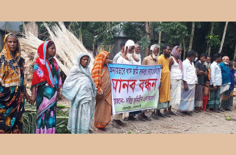বোয়ালমারীতে খাস জমি বরাদ্দে অসন্তোষের অভিযোগে মানববন্ধন 