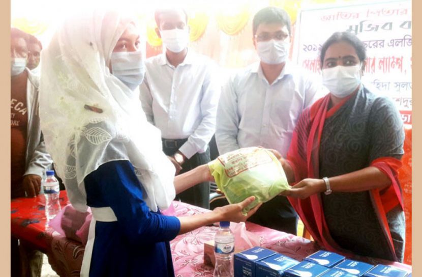 গোপালগঞ্জে শিক্ষার্থীদের মাঝে  সেলাই মেশিনসহ অন্যান্য সামগ্রী বিতরণ