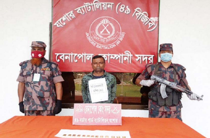 কোমরের বেল্টে কোটি টাকা