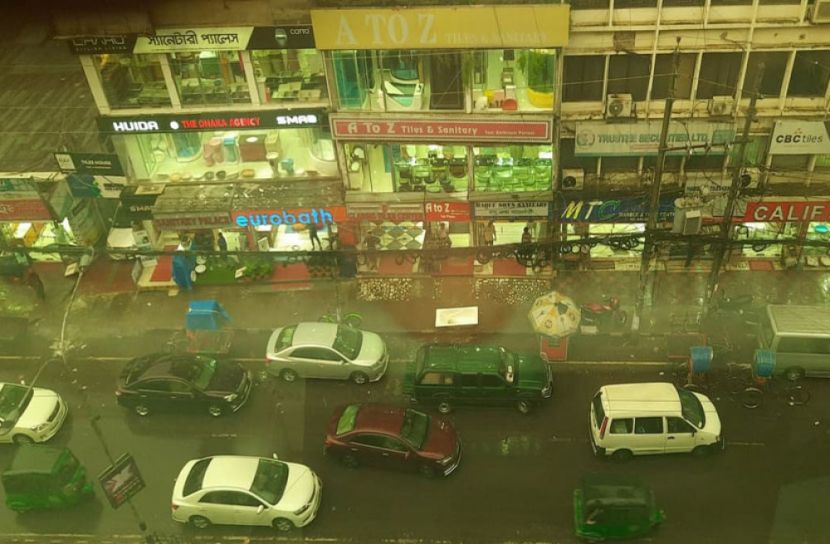ভর দুপুরে রাজধানীর বীরউত্তম সিআর দত্ত রোডের দোকানগুলোতে আলো জ্বলছে
