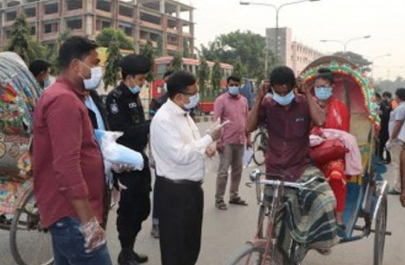 রাজধানীর মিরপুরে মাস্ক না পরায় জরিমানা