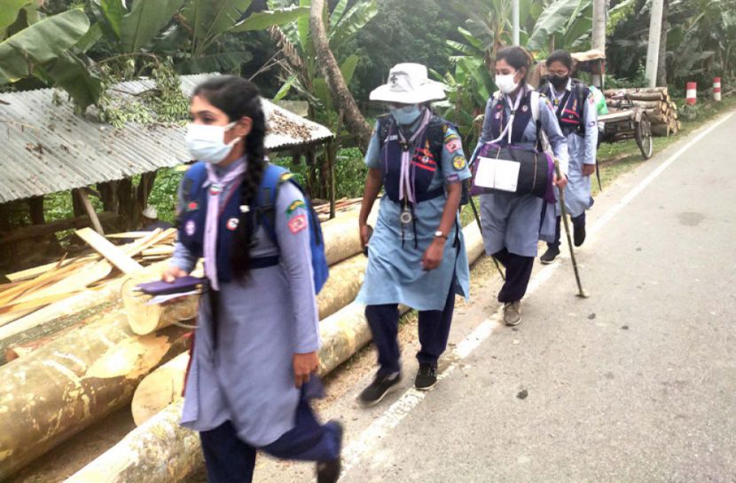 চার গার্ল-ইন-রোভারের পায়ে হেটে ১৫০ কিলোমিটার পরিভ্রমণ