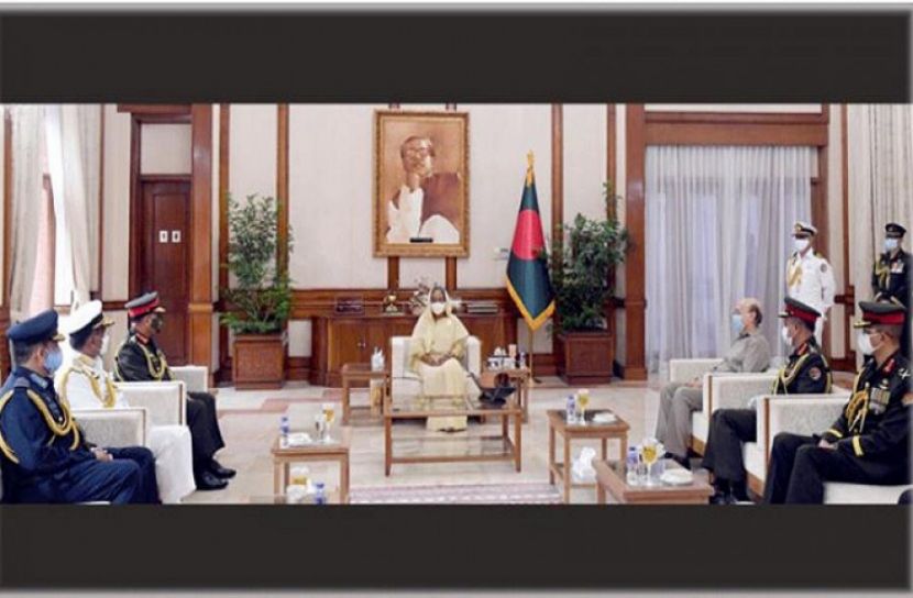 প্রধানমন্ত্রীর সঙ্গে তিন বাহিনী প্রধানের সাক্ষাৎ