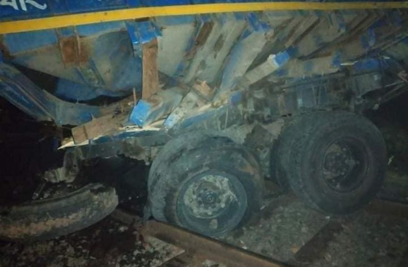 যশোরে ট্রেনের ধাক্কায় ট্রাক চালকের মৃত্যু, ট্রেন চলাচল বন্ধ