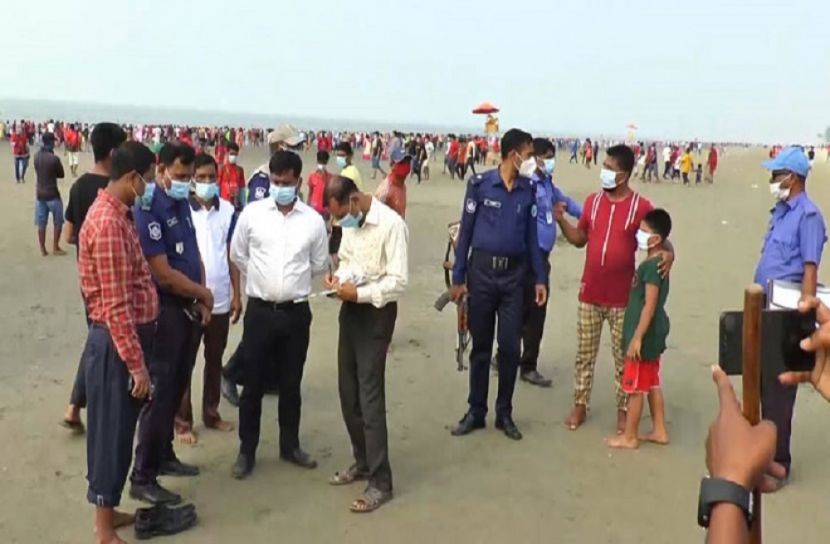 কক্সবাজার সৈকতে মাস্ক না পরায় পর্যটকদের জরিমানা