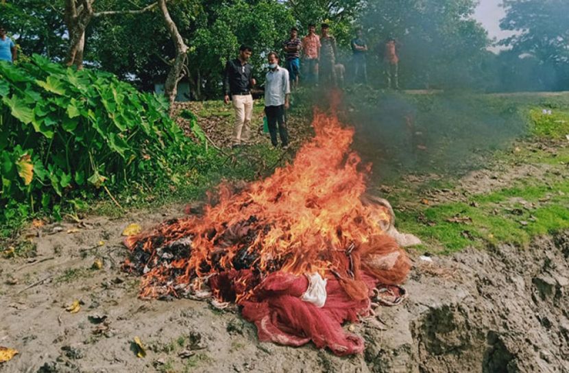 মধুমতি বাওড়ে মাছ ধরার অপরাধে জালে আগুন
