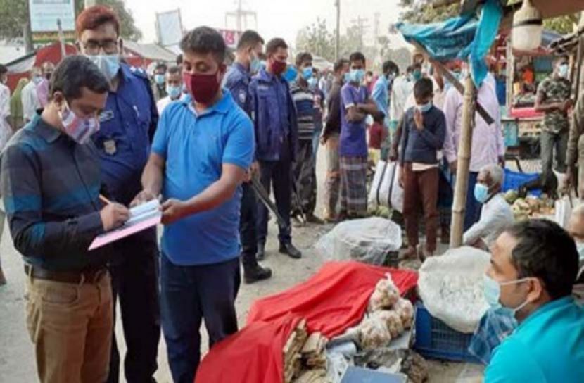 বগুড়ায় মাস্ক না পরায় ৬১ জনকে জরিমানা