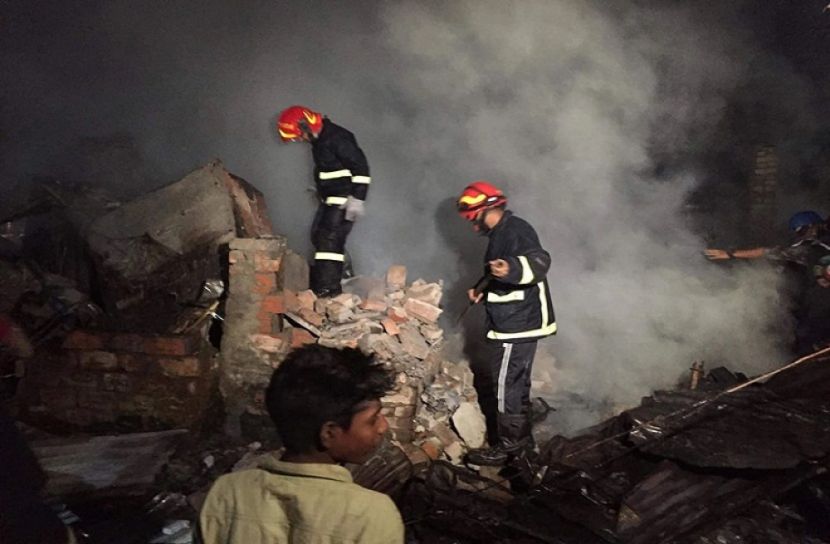 মহাখালীর সাততলা বস্তির ৬০-৭০টি ঘর পুড়ে ছাই