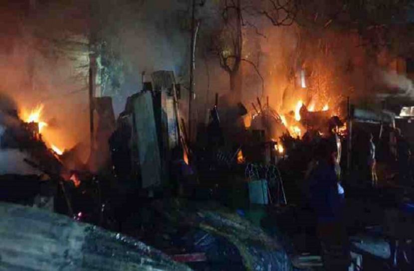 নেত্রকোনায় ১১টি দোকান আগুনে পুড়ে ছাঁই