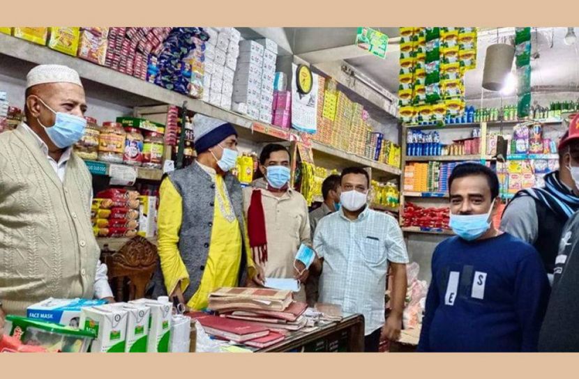 হাটহাজারীতে হাট বাজার কমিটির উদ্যোগে ৬ শতাধিক মাস্ক বিতরণ