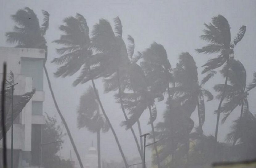 ঘূর্ণিঝড় ‘নিভার’ এর আঘাতে লন্ডভন্ড তামিলনাড়ু-পুদুচেরি উপকূল