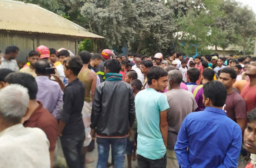 বাবার অটোরিকশায় বাসের ধাক্কা, মা-ছেলে নিহত