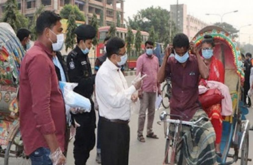 জনগণকে মাস্ক পরাতে মাঠে  র‍্যাব