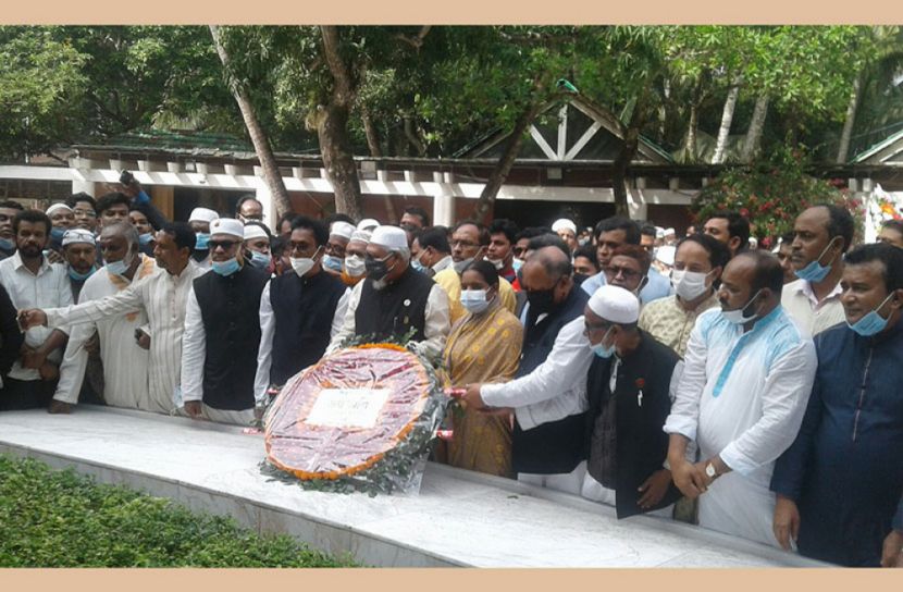 টুঙ্গিপাড়ায় জাতির পিতার সমাধিতে ধর্ম প্রতিমন্ত্রীর শ্রদ্ধা