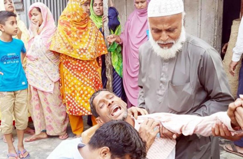 পাবনার সুজানগরে মায়ের সামনে ভ্যানচাপায় মারা গেল ছেলে